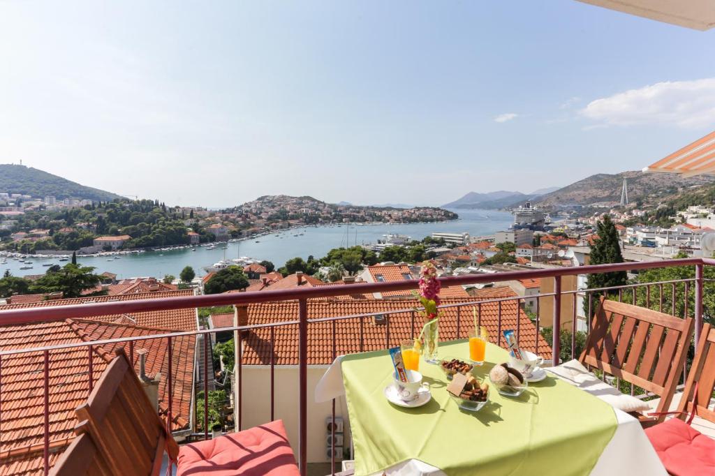 balcón con mesa y vistas al agua en Apartment Maya, en Dubrovnik