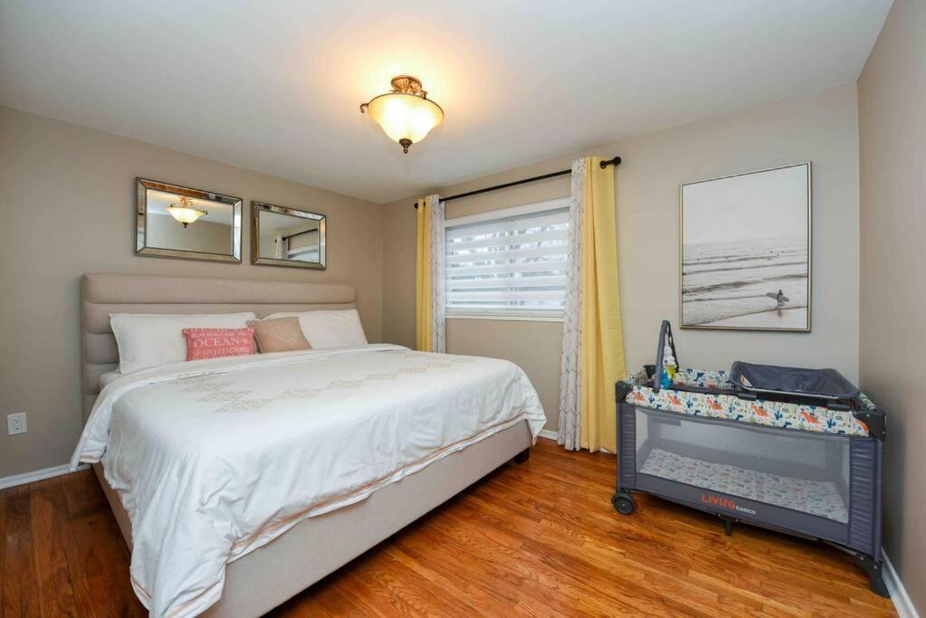 1 dormitorio con 1 cama y TV en Discover Your Home Away From Home Near YYZ Airport, en Mississauga