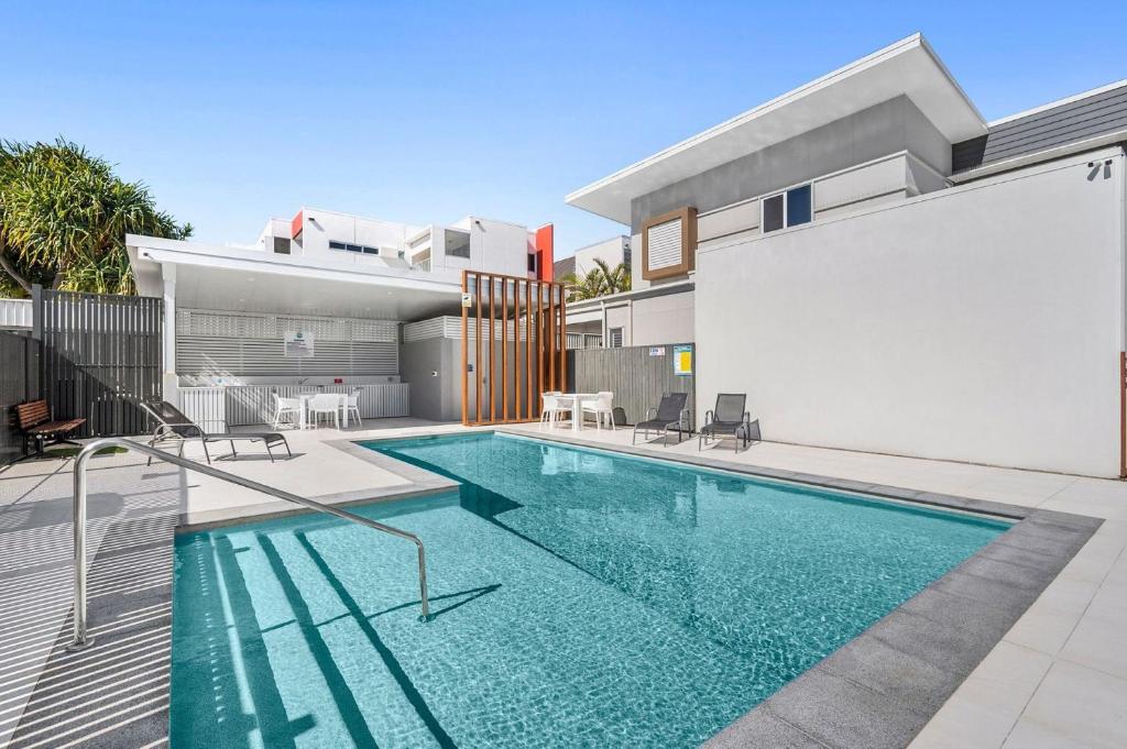 una piscina en el patio trasero de una casa en Aloha Allura, en Coolum Beach