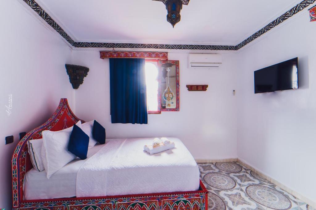 سرير أو أسرّة في غرفة في Hotel Chefchaouen