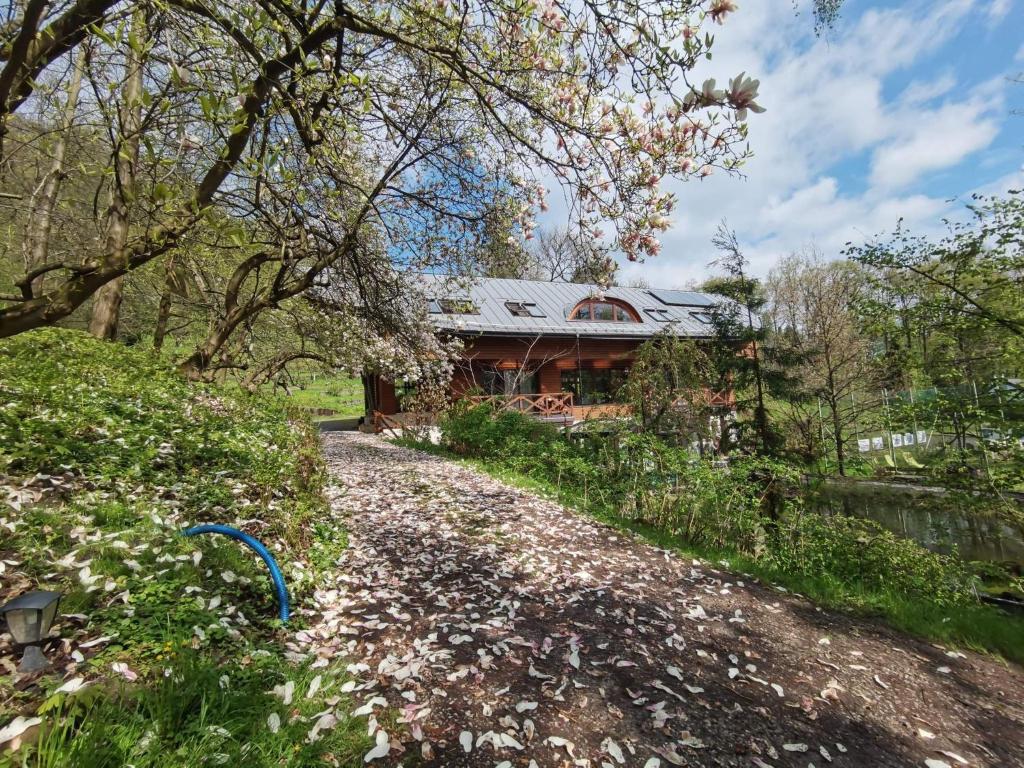 une maison avec une route en gravier devant elle dans l'établissement Ekosamotnia, à Cracovie