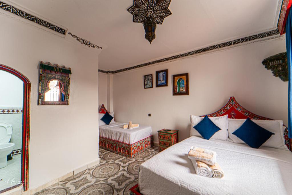 سرير أو أسرّة في غرفة في Hotel Chefchaouen