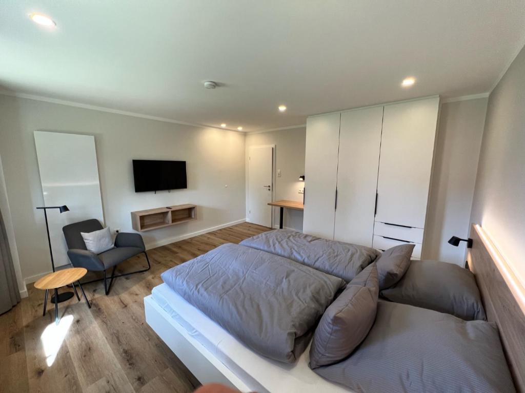 ein Wohnzimmer mit einem Sofa und einem TV in der Unterkunft Dünen Lodge 1 in Juist