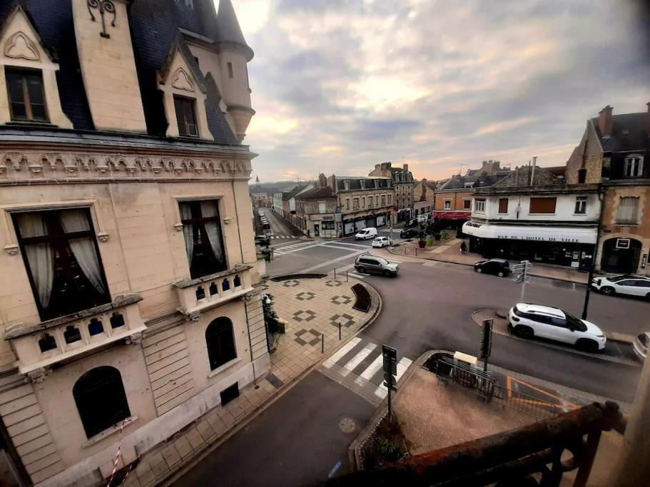 Blick auf eine Stadtstraße mit Autos auf der Straße in der Unterkunft Maison de ville au centre de Fismes in Fismes