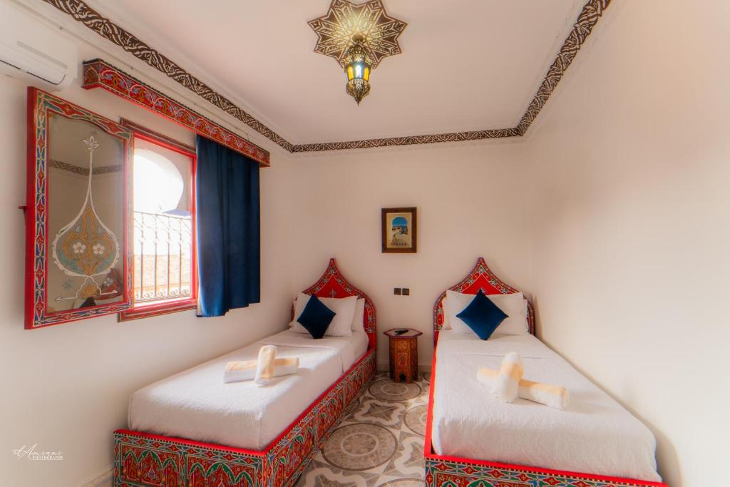 سرير أو أسرّة في غرفة في Hotel Chefchaouen