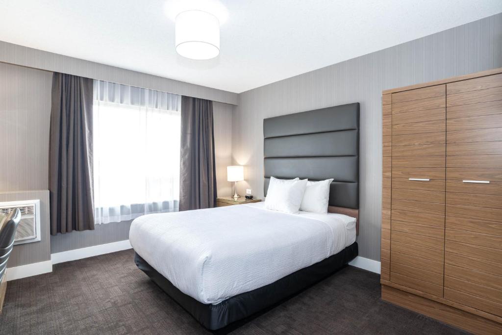 Postel nebo postele na pokoji v ubytování Sandman Hotel Grande Prairie