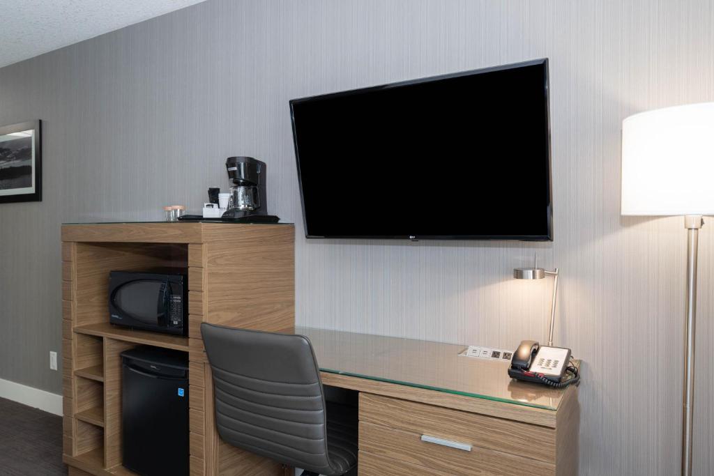 TV a/nebo společenská místnost v ubytování Sandman Hotel Grande Prairie