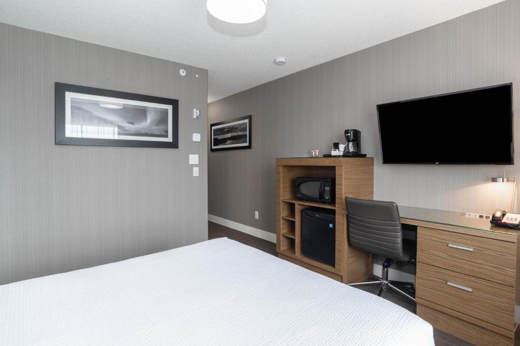 Postel nebo postele na pokoji v ubytování Sandman Hotel Grande Prairie