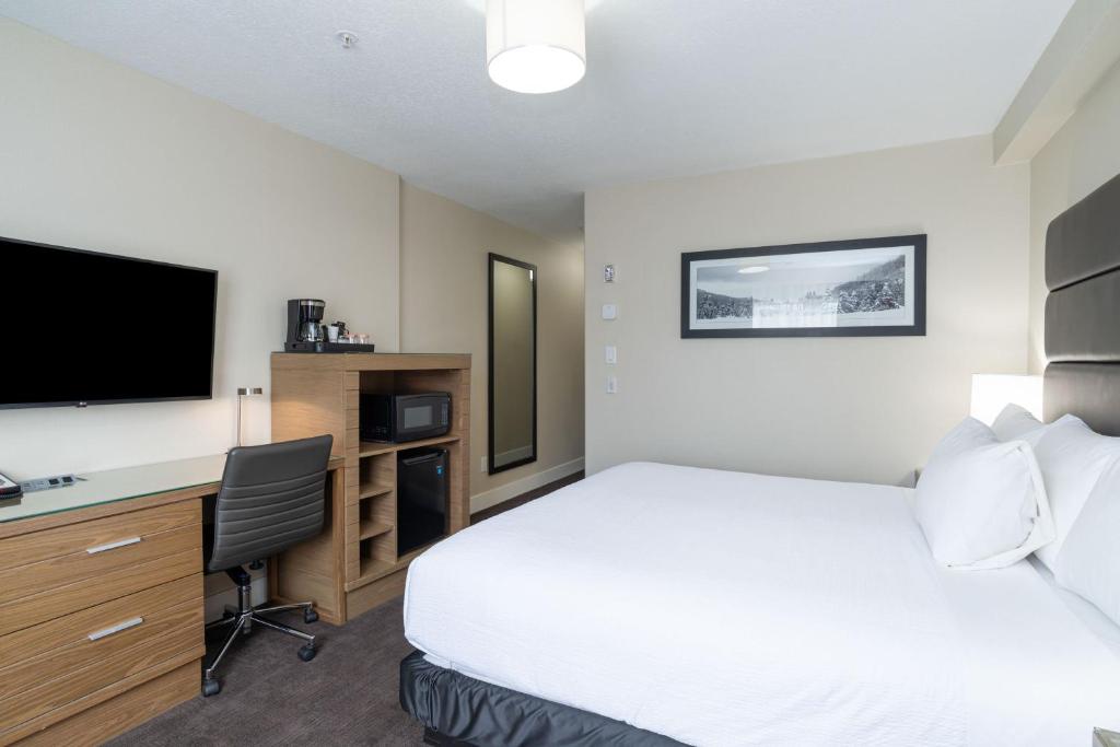 Postel nebo postele na pokoji v ubytování Sandman Hotel Grande Prairie