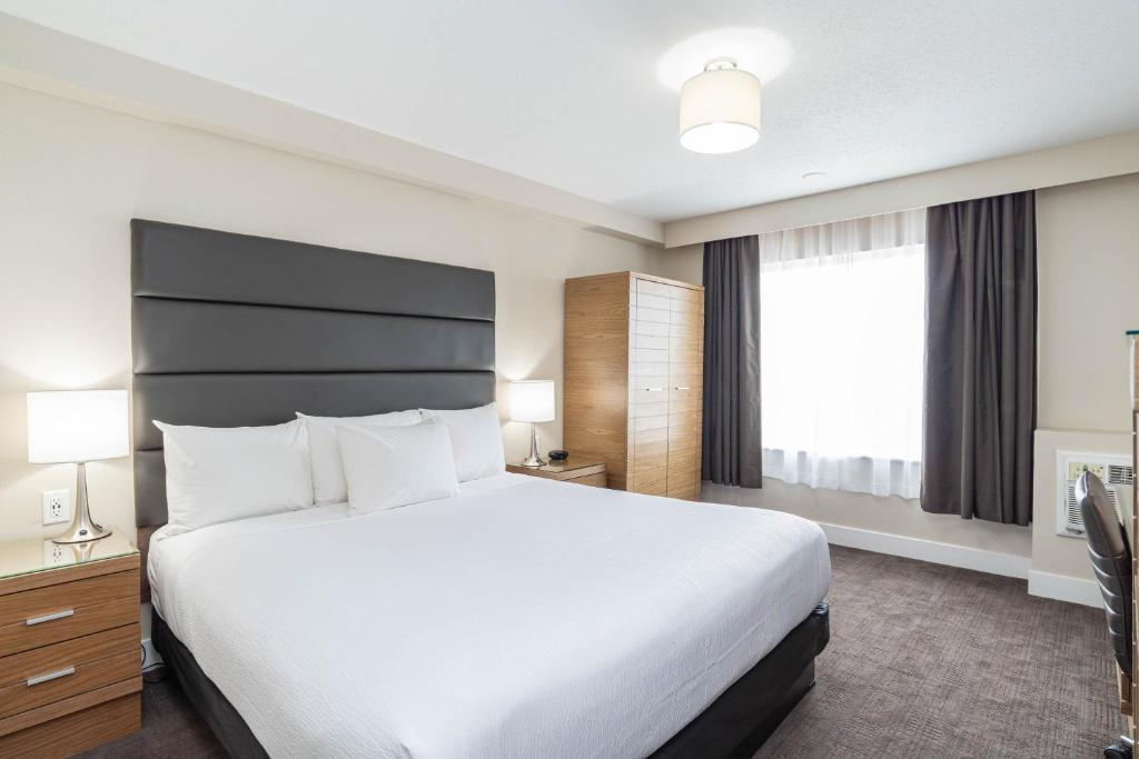 Postel nebo postele na pokoji v ubytování Sandman Hotel Grande Prairie