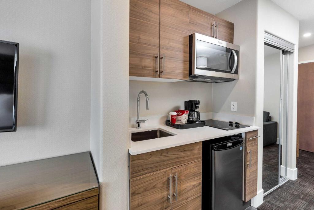 Kuchyň nebo kuchyňský kout v ubytování Sandman Hotel Grande Prairie