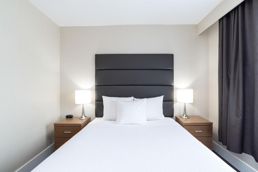 Postel nebo postele na pokoji v ubytování Sandman Hotel Grande Prairie