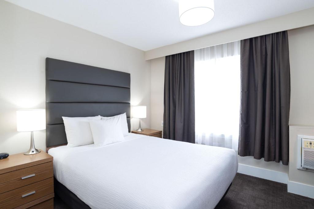 Postel nebo postele na pokoji v ubytování Sandman Hotel Grande Prairie