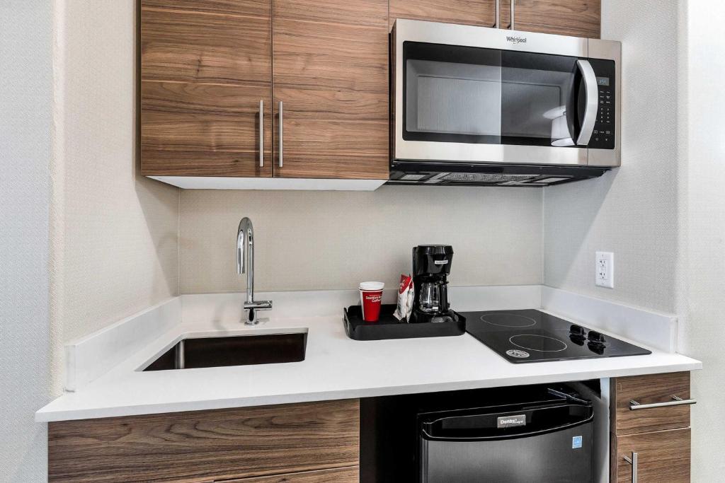 Kuchyň nebo kuchyňský kout v ubytování Sandman Hotel Grande Prairie