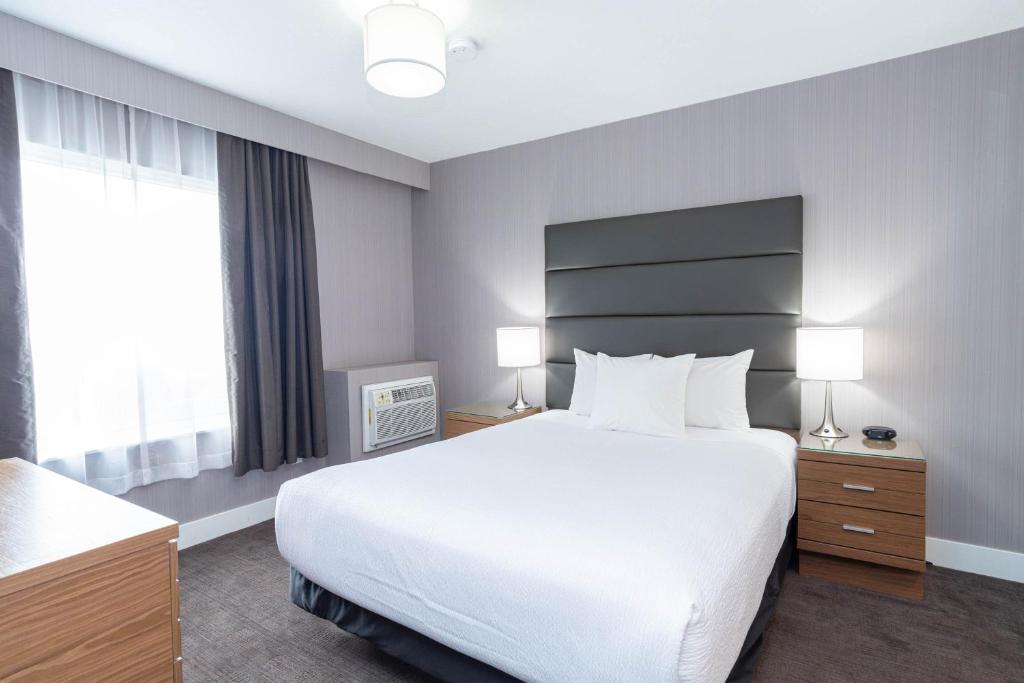 Postel nebo postele na pokoji v ubytování Sandman Hotel Grande Prairie