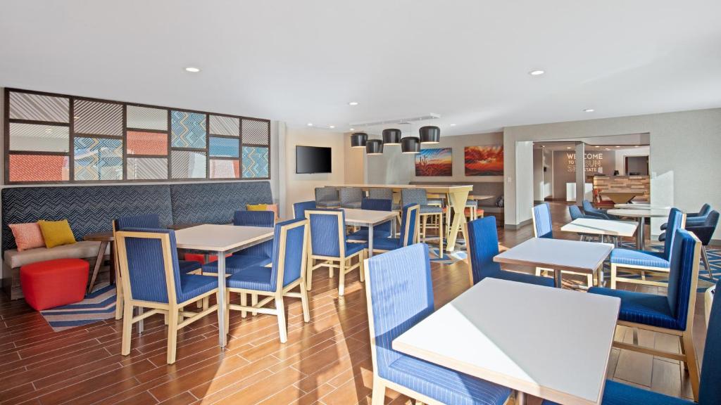 Posezení v ubytování Hampton Inn Phoenix Airport North