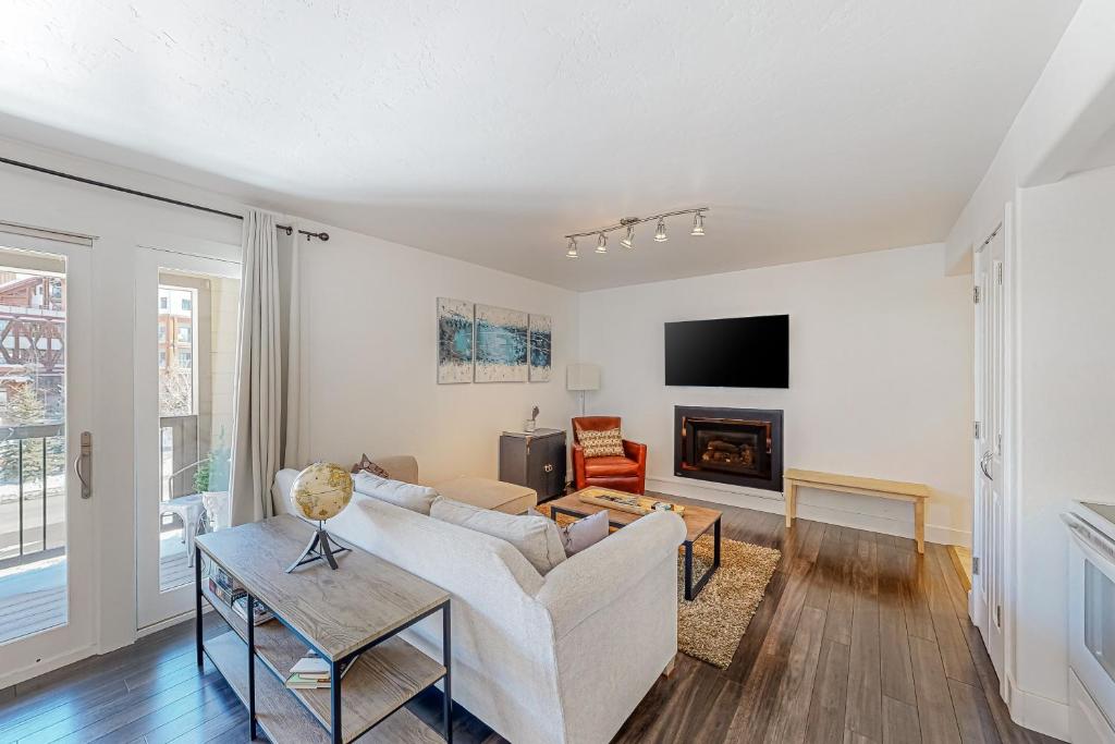 een woonkamer met een bank en een open haard bij Alpine 4 in Crested Butte