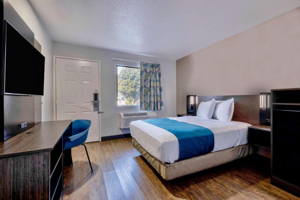 una habitación de hotel con una cama y un escritorio en Motel 6-Anaheim, CA - Fullerton East, en Anaheim