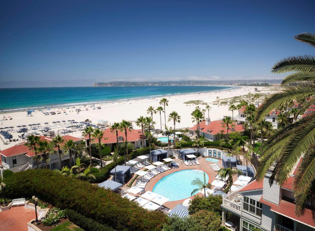 Blick auf den Strand vom Balkon eines Resorts in der Unterkunft Beach Village at The Del, Curio Collection by Hilton in San Diego
