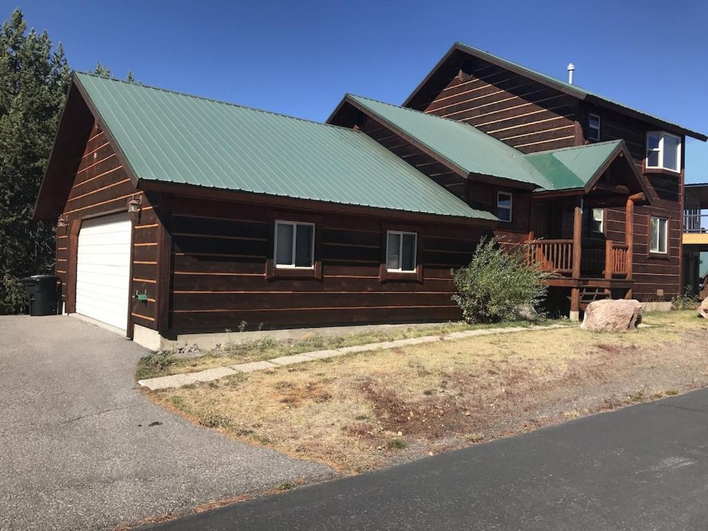 Moose Inn Moose Inn the Woods - 22 Miles to Yellowstone - Wifi - Covered Deck ...