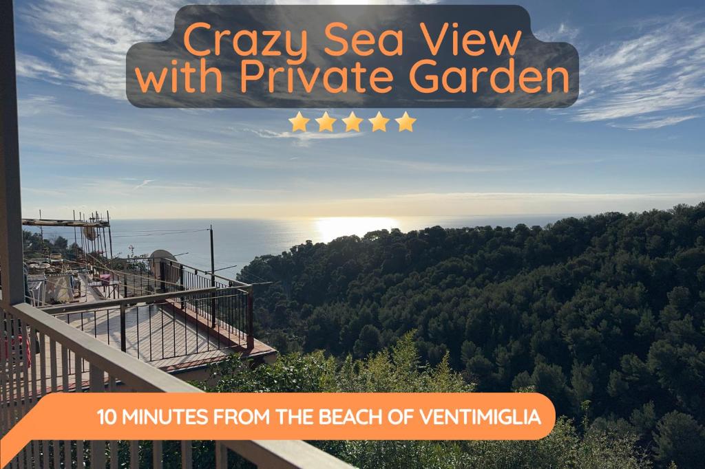 5 Min Giardini Hanbury, Pazzesca Vista sul Mare في فنتيميليا: علامة مكتوب عليها منظر البحر مجنون مع حديقة خاصة