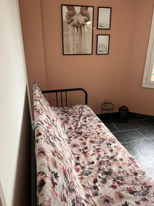 ein Schlafzimmer mit einem Bett mit einer Blumendecke darauf in der Unterkunft Joli app. lumineux gare st Charles in Marseille