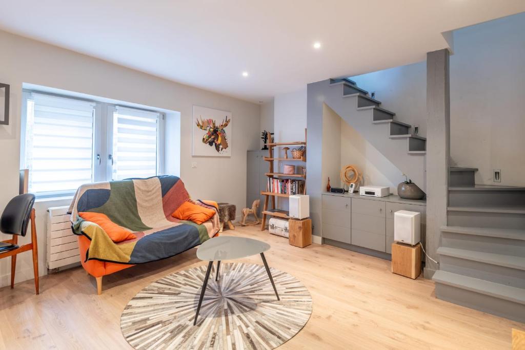 un salon avec un canapé et un escalier dans l'établissement Le Passage du Château, à Annecy