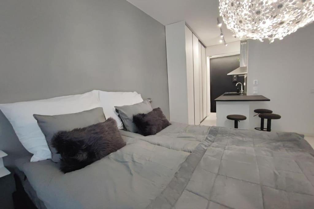A bed or beds in a room at Chic Studio for Two Close to Metro