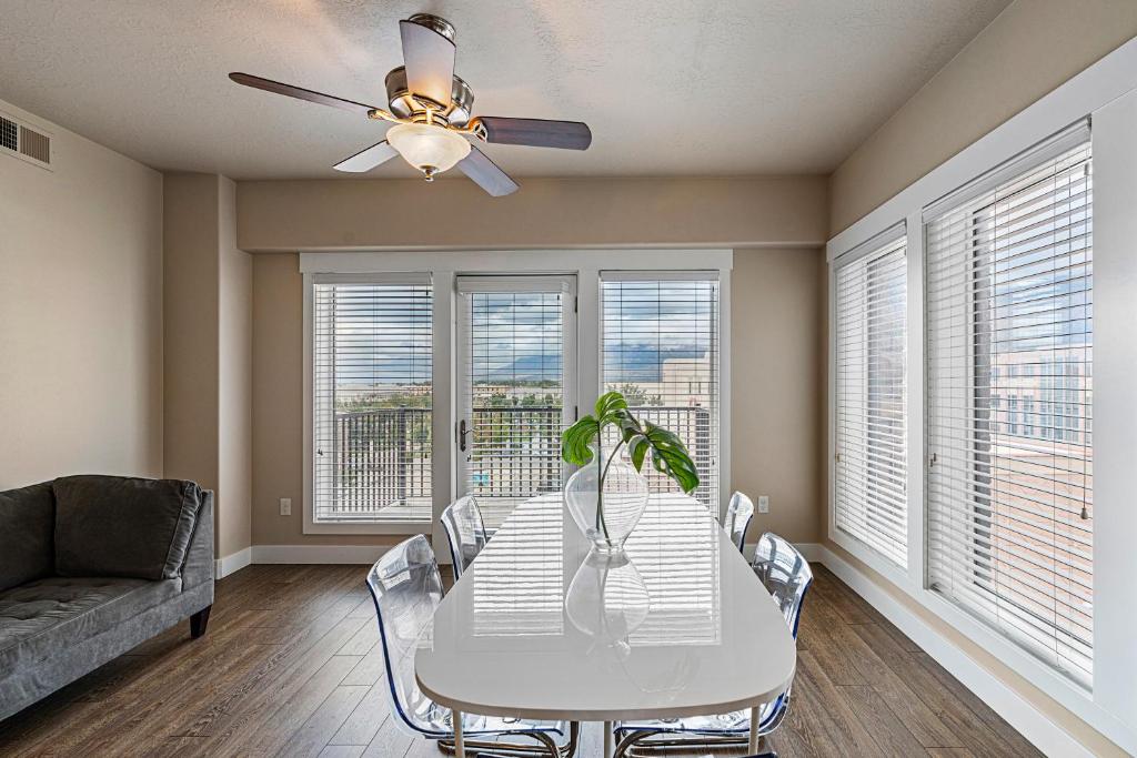 Posezení v ubytování 2-Bd Apt w/ WiFi, Netflix, Mtn Views in DT Ogden