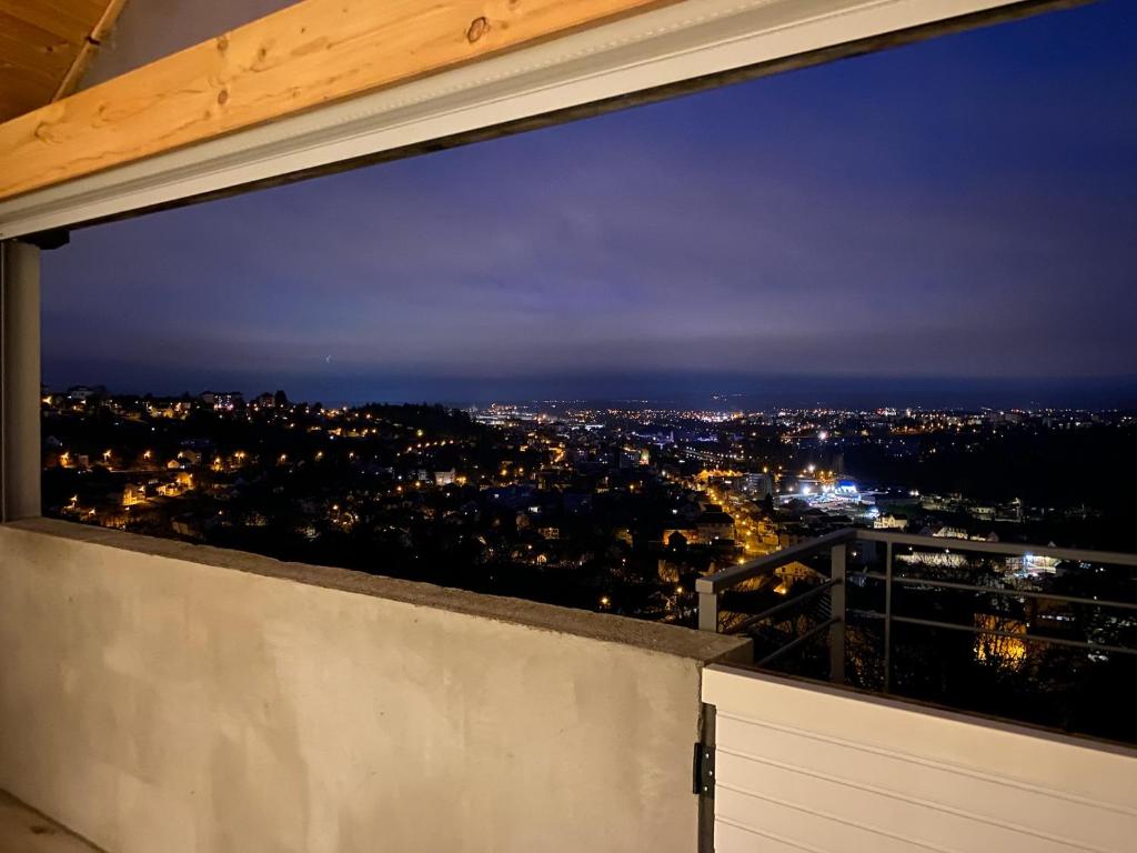 - un balcon offrant une vue sur la ville la nuit dans l'établissement Appart’ terrasse vue exceptionnelle 1er étage, à Montbéliard