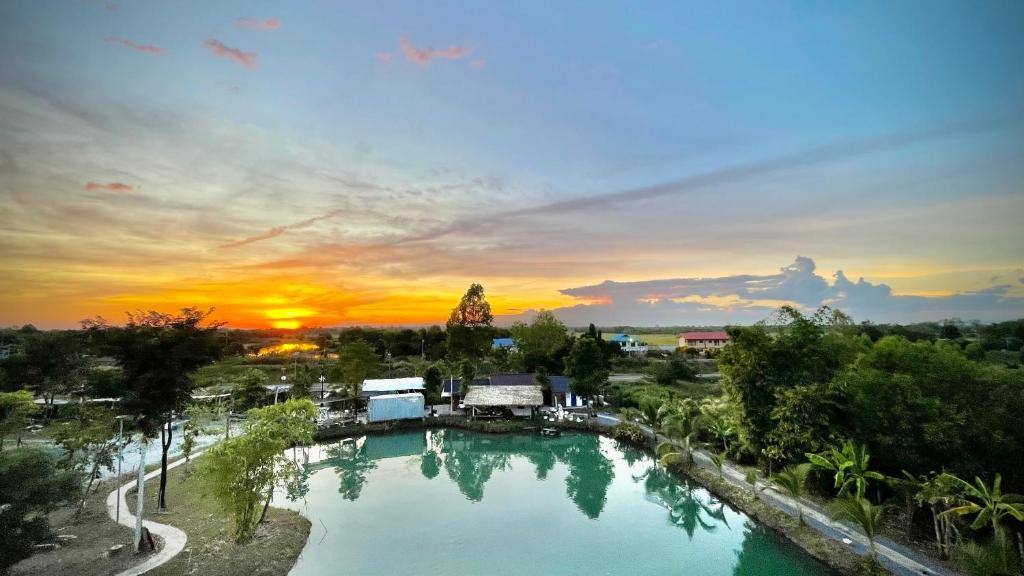 Πισίνα στο ή κοντά στο Little Farm Nakornnayok J