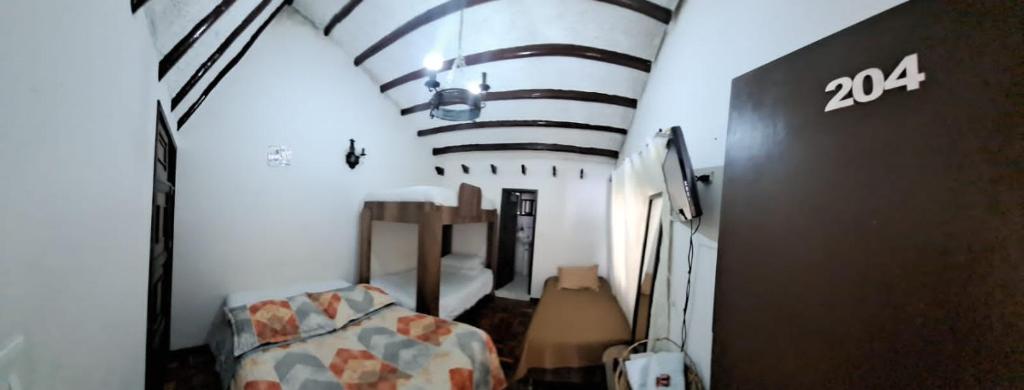 um quarto com uma cama e caixas em Hotel Salamandra Tunja em Tunja