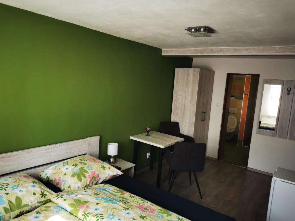 Postel nebo postele na pokoji v ubytování Penzion u Jezevce
