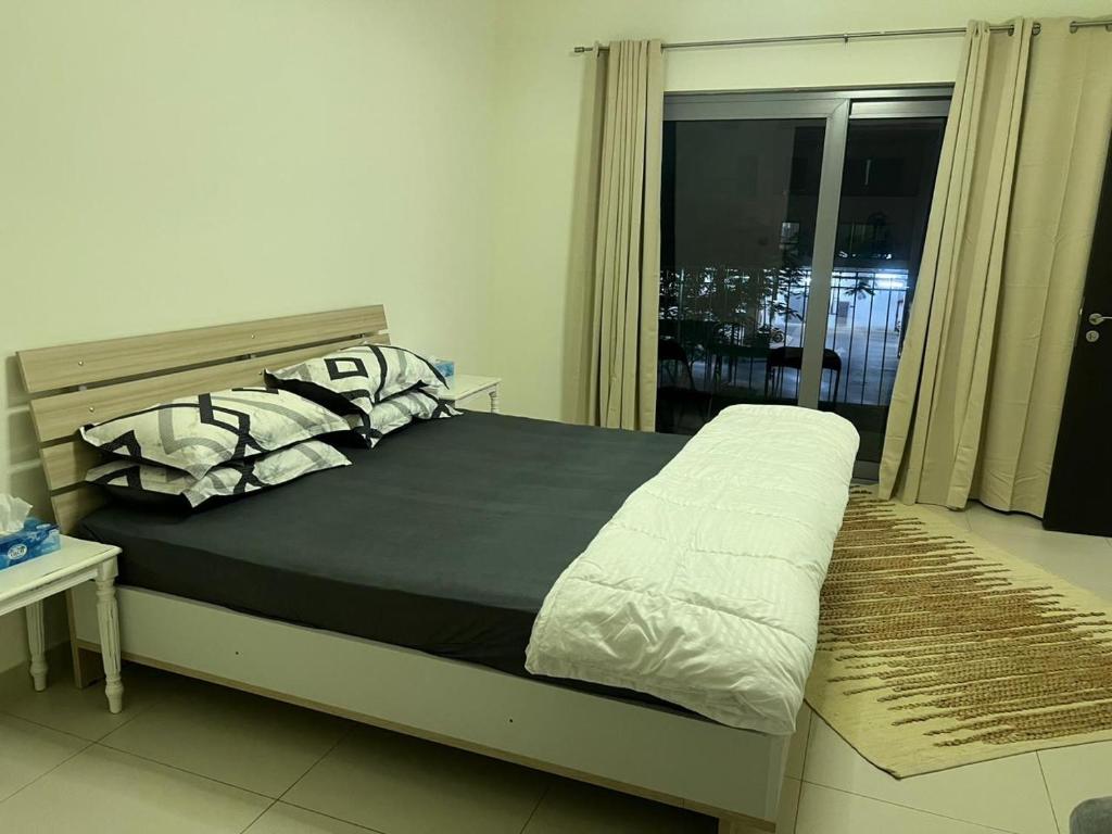 una camera con letto e finestra con vista di Lodges a Al Ain