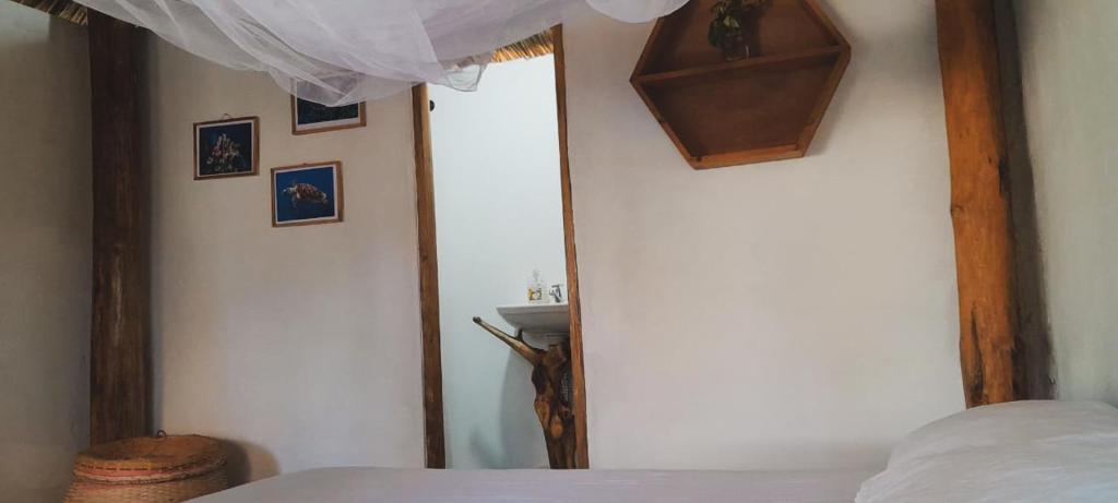 um quarto com uma cama e um espelho na parede em Sonar del Viento em San Bernardo del Viento