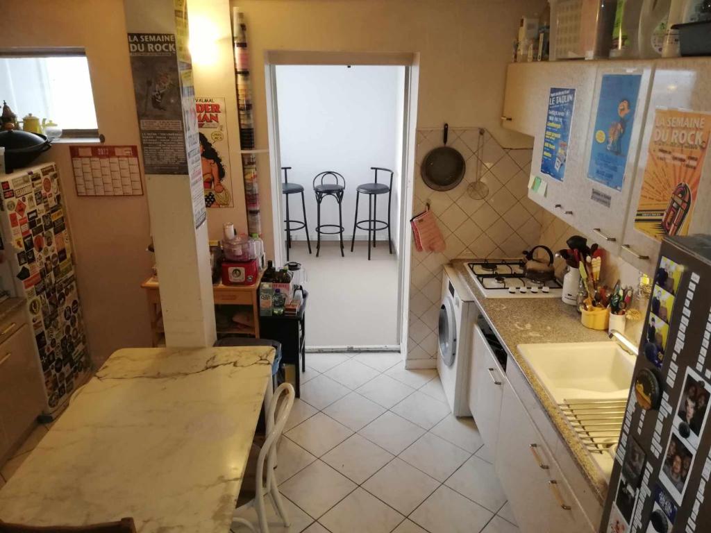 a kitchen with a sink and a stove top oven at Chambre & table d'hôte à 5 min de la gare Matabiau in Toulouse