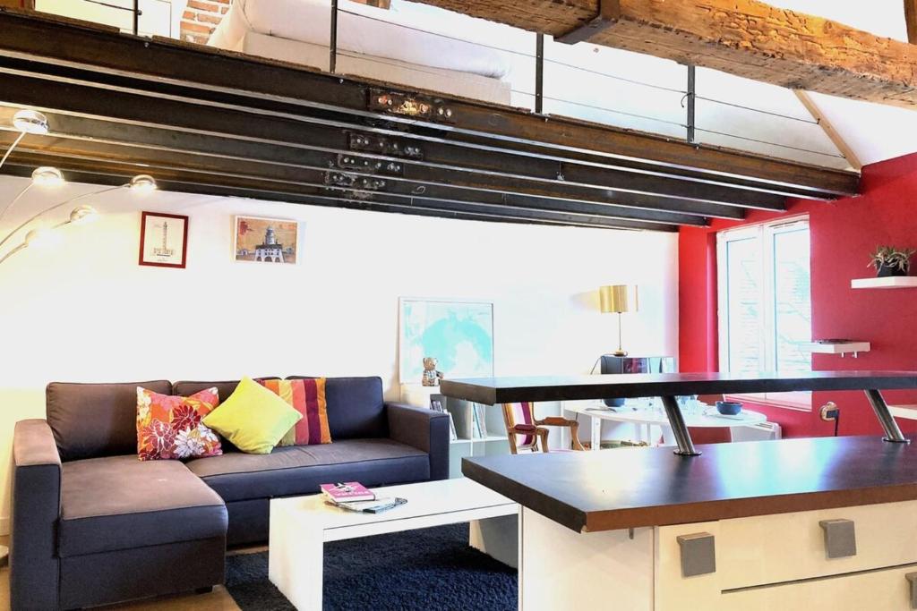 un salon avec un canapé et une table dans l'établissement Le Tripode-Hypercentre au calme et atypique, à Nantes