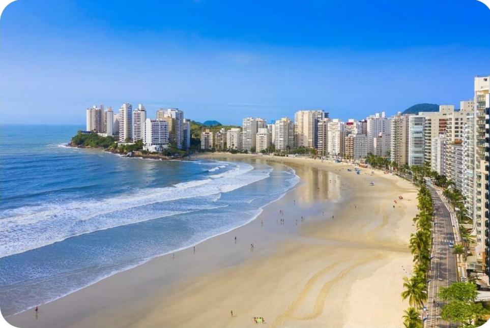 widok na plażę z budynkami i ocean w obiekcie Apartamento Residencial HM enseada w mieście Guarujá