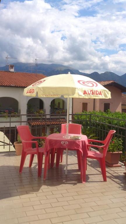 Vista generica sulle montagne o vista sulle montagne dall'interno del bed & breakfast