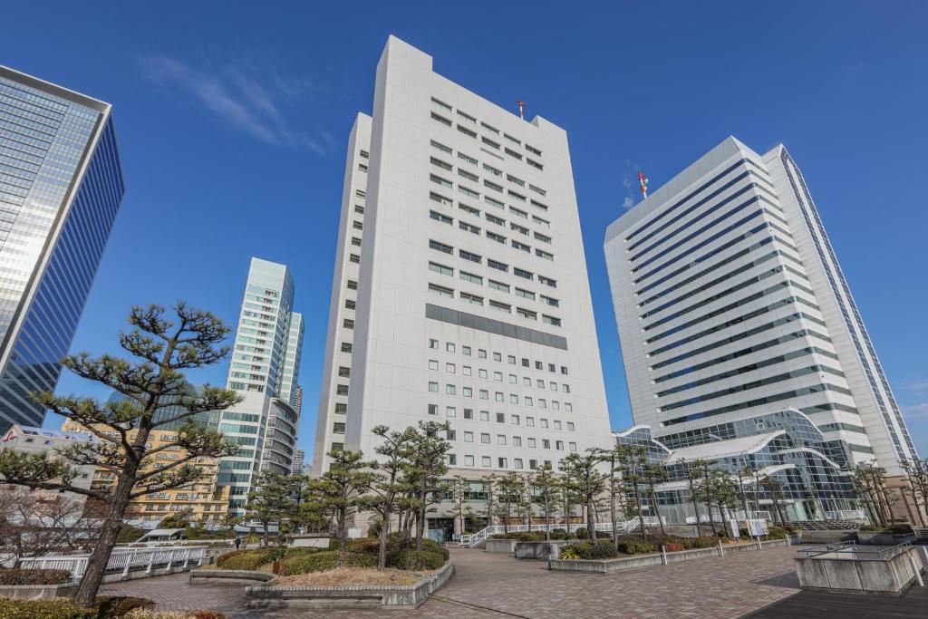 un groupe de grands bâtiments dans une ville dans l'établissement Bayside Hotel Azur Takeshiba, à Tokyo