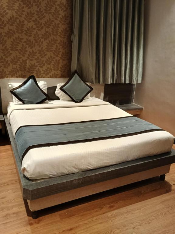 Postel nebo postele na pokoji v ubytování Hotel Kiara Eshosans Palace