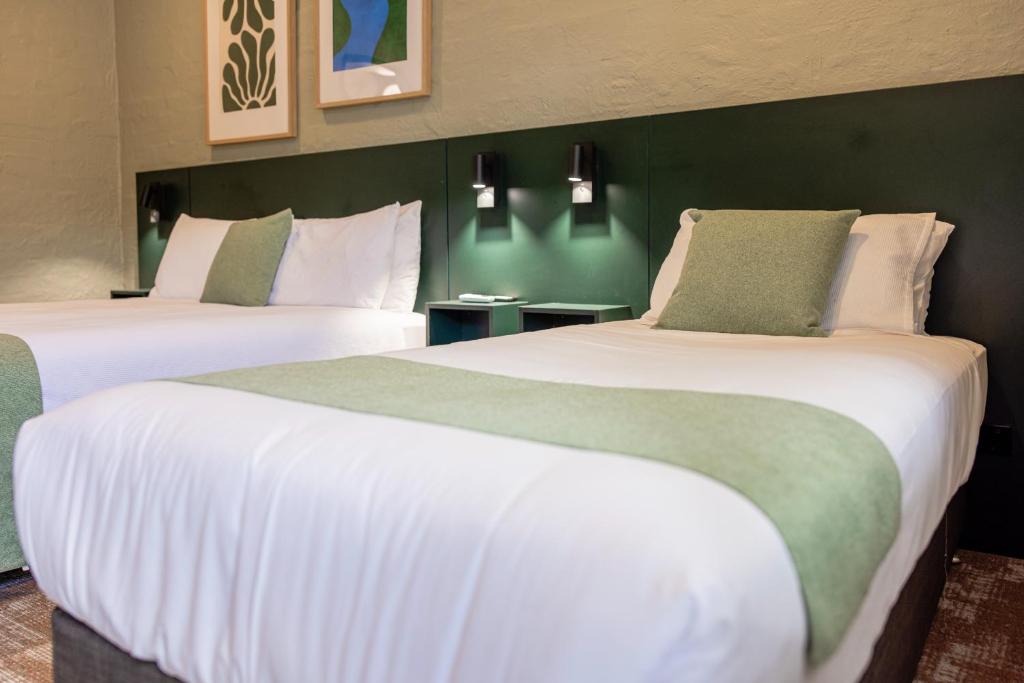 Everton Park Hotel - Deluxe Room With Queen And King Single