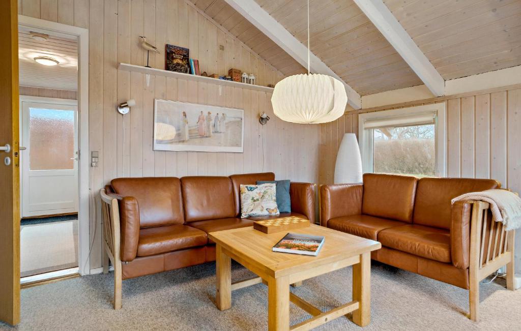 sala de estar con sofá y mesa en 2 Bedroom Gorgeous Home In Juelsminde, en Sønderby