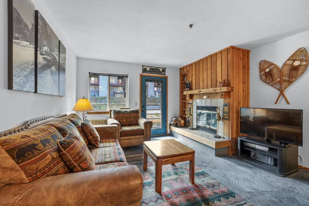 sala de estar con sofá y chimenea en Cozy Kirkwood Condo – The Meadows 2 Bedroom condo, en Kirkwood
