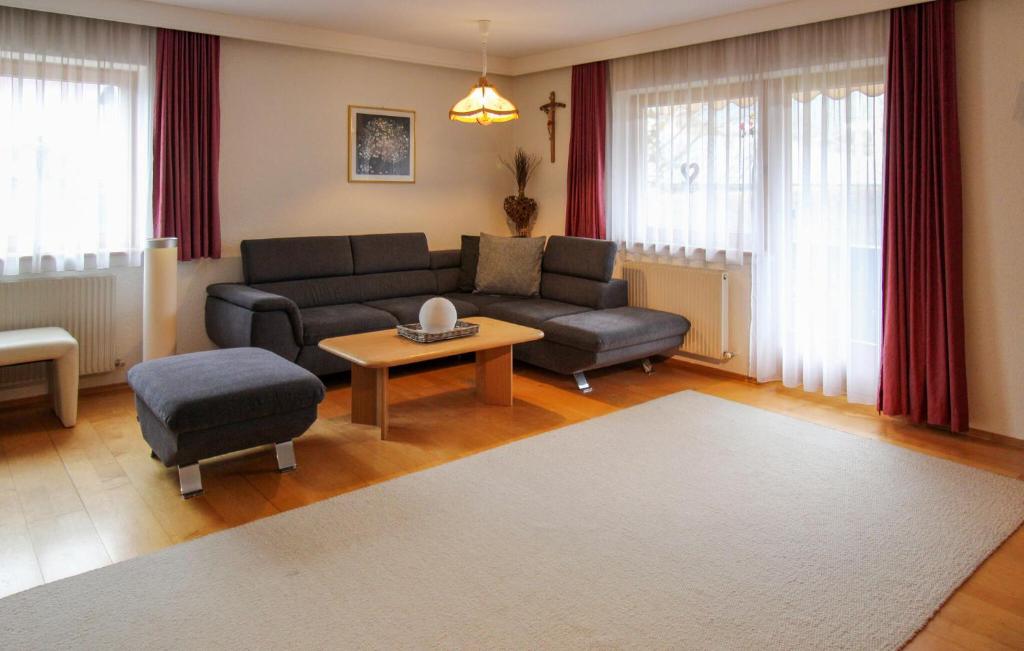 ein Wohnzimmer mit einem Sofa und einem Tisch in der Unterkunft Beautiful Apartment In Aschau Im Zillertal With House A Mountain View in Aschau