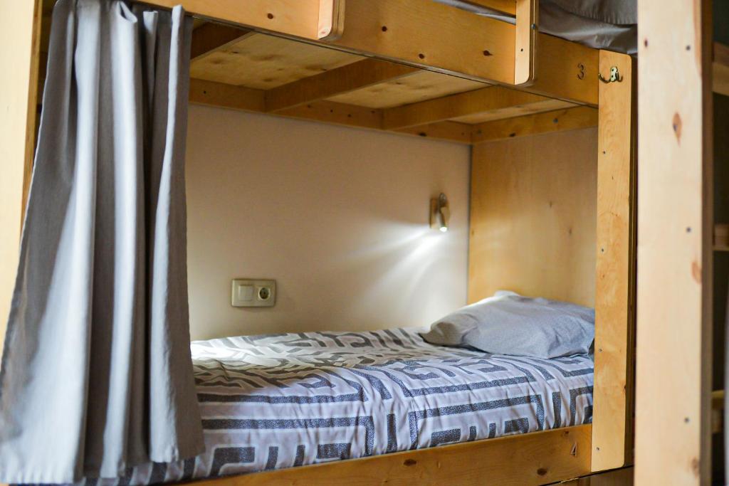 Hostel Forum في أستانا: غرفة نوم مع سرير بطابقين في غرفة