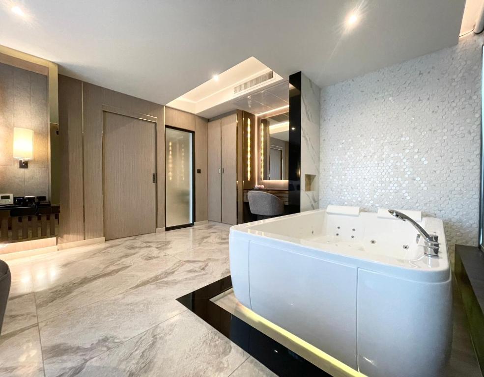 THE TJ HOTEL Pattaya - Resim 9