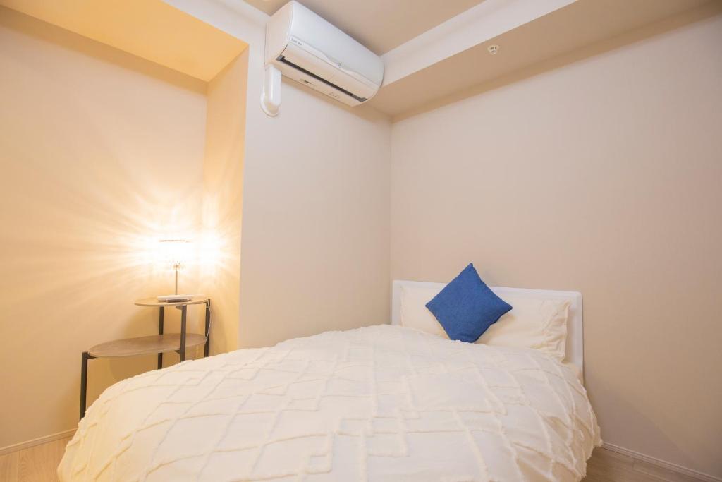Кровать или кровати в номере shirokane apartment Vx