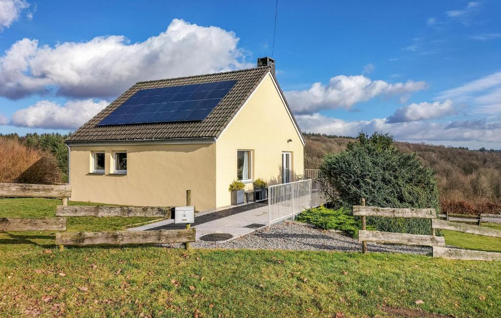 een huis met zonnepanelen op het dak bij Pet Friendly Home In Vresse-sur-semois With House A Panoramic View in Vresse-sur-Semois