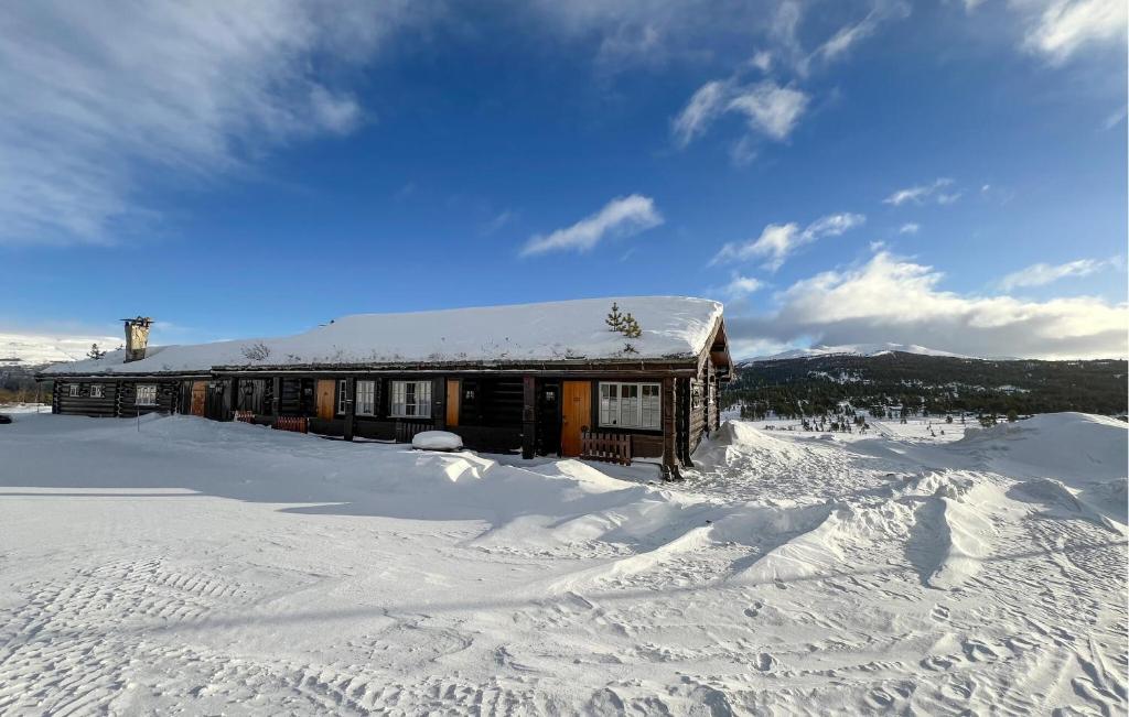 una casa cubierta de nieve con un patio cubierto de nieve en 6 Bedroom Cozy Home In Kvam en Kvam